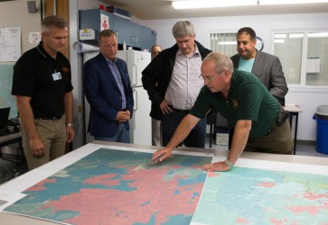 Harper visits wildfire sites 