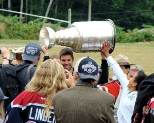 Willie Mitchell visits Namgis First Nation with the Stanley Cup.