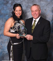 Isabell Ringenoldus accepts Aboriginal Woman Entrepreneur Award