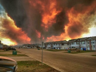 Wild fires approaching Fort McMurray in May 2016 ( file photo)