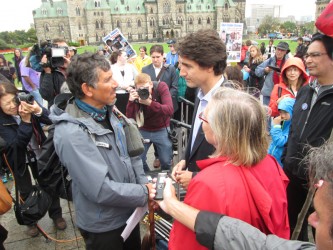 Dr. Stanley Vollant with Liberal leader Justin Trudeau and MP Caroline Bennett 