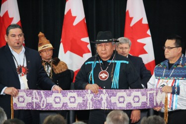 Chiefs hold Treaty of Niagara wampum belt