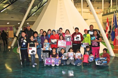 students from Oski Pasikoniwew Kamik school