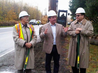 From left to right Mayor John Ruttan, Snuneymuxw Councillor Bill Yoachim, and Sn