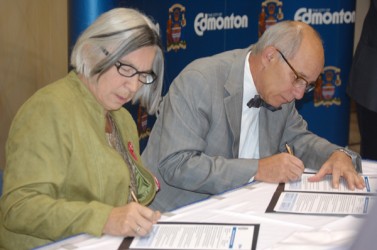 MNA President Audrey Poitras and Mayor Stephen Mandel sign a