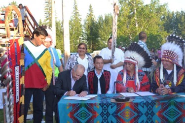 Edmonton Mayor Stephen Mandel signs the Memorandum of Cooperation and Dialogue, 