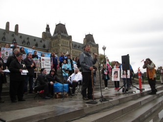 Chief Gilbert Whiteduck of Kitigan Zibi stands with the parents of Maisy Odjick 