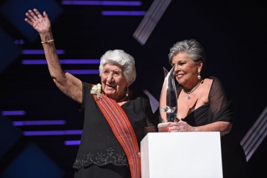 Elise Yanik accepts Lifetime Achievement Award